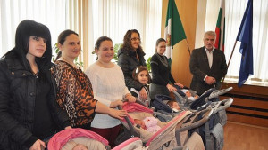 Найновите кръщелници на кмета получиха първите си подаръци от Денчо