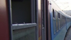 Няма пострадали при удара на влак в скала между гарите