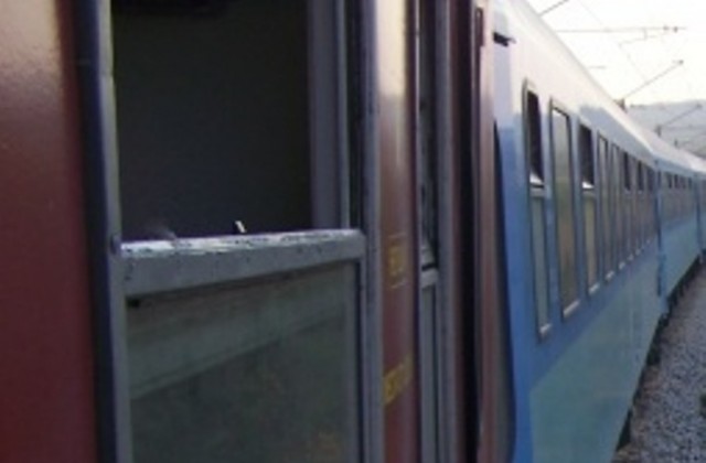 Няма пострадали при удара на влак в скала между гарите Плачковци и Кръстец