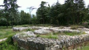 Пикници и нощни купони се вихрят върху църква на 16