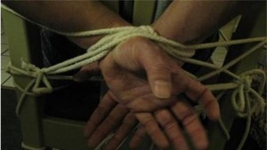 Юмруци ритници и заплаха за рязане на уши отнесъл 29годишен