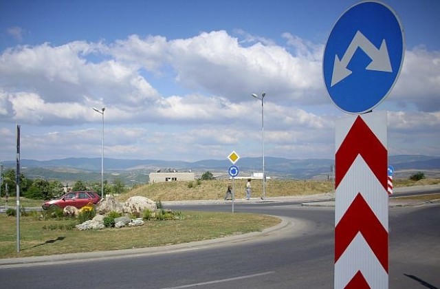 Кола блъсна пешеходец на тротоар
