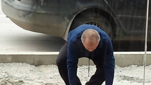 Общината дава награда за името на крадеца на тротоарни плочи