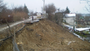 Кременик пред бедствено положение свлачище прекъсва пътя за селото