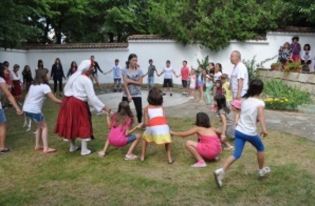 Игрите на баба и дядо се връщат в училище