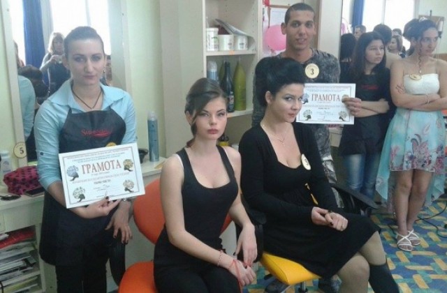 Млади фризьори и гримьори мериха сили на състезание в ПГ по моден дизайн