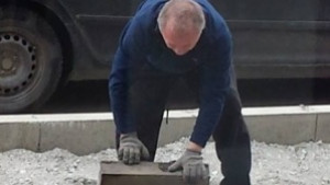 Заловиха крадците на тротоарните плочки