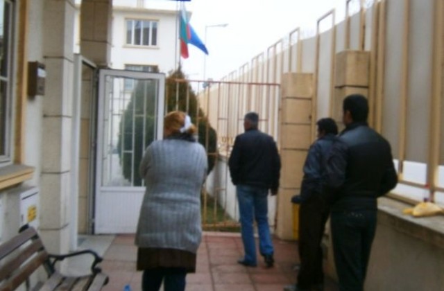 Искат постоянен арест за нападател с нож