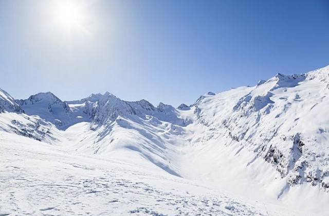 Самолет удари скиорка на писта в Алпите