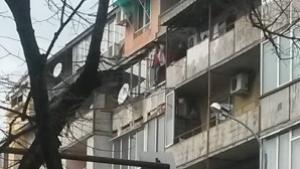 Баща на две деца плаши да скочи от четвъртия етаж