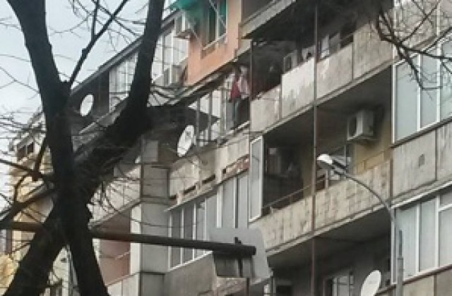 Баща на две деца плаши да скочи от четвъртия етаж