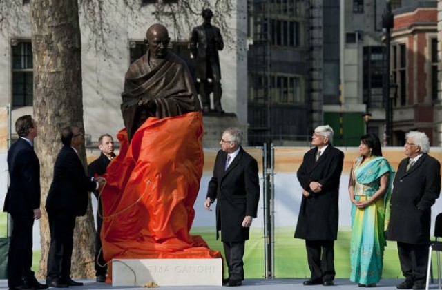 Поставиха бронзова фигура на Махатма Ганди в Лондон