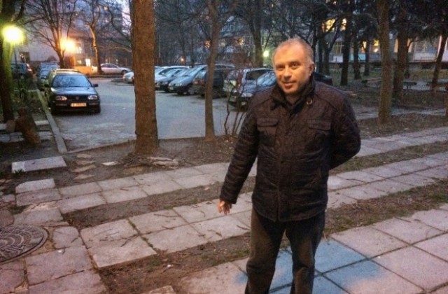 Човекът с плочките: Взех ги с разрешение, сложих ги на детска площадка