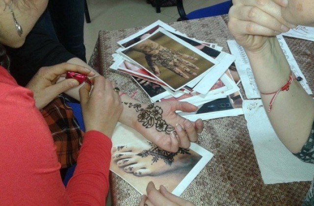 Индийски символи оживяха на ръцете на търновки