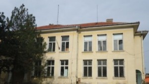 Бъзън събира пари чрез SMSи да си върне училището