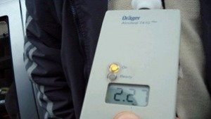 Спипаха двама почерпени водачи