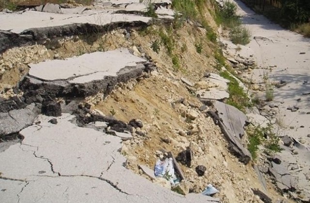 Свлачище затрупа рибар край Мадан