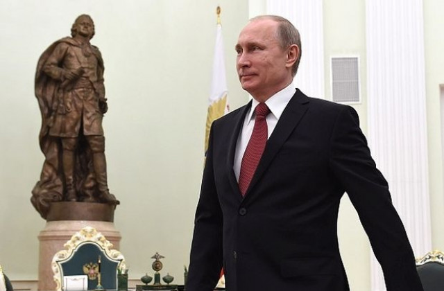 Украинци сложиха надгробна плоча на Путин пред руското посолство в Киев