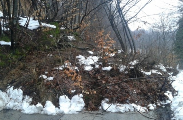 Свлачище затвори пътя от Севлиево до Априлци