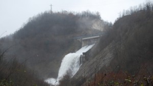 Изпускат контролирано язовирите в региона