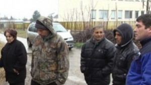 Роми тормозят червенобрежко селосъбирали и такса спокойствие