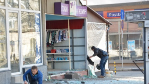 Ауди се заби във витрината на детски магазин