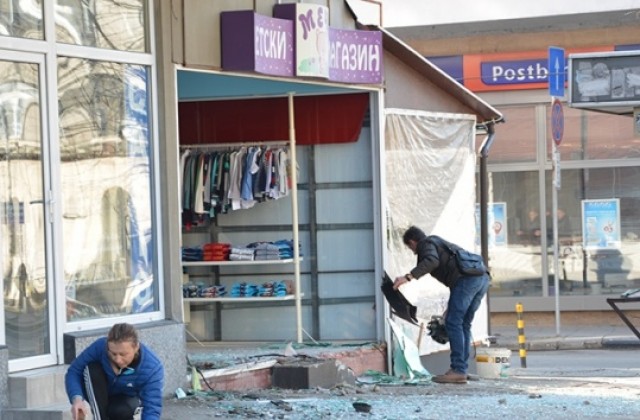 „Ауди“ се заби във витрината на детски магазин