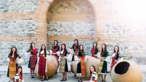 Кандидатките за Девойка Кюстендилска пролет 2015 в народни носии