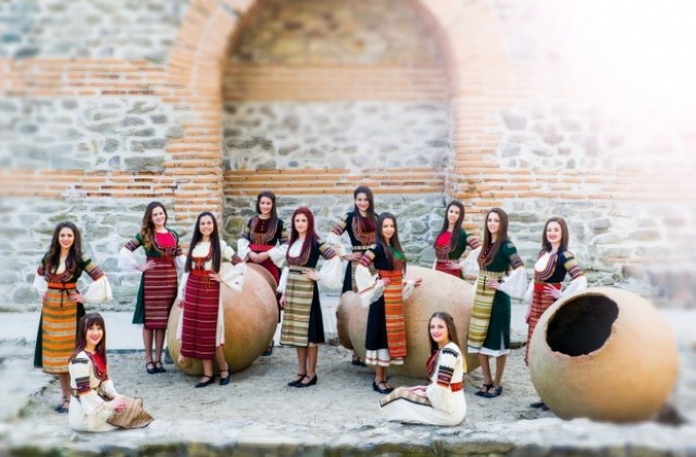 Кандидатките за Девойка Кюстендилска пролет- 2015 в народни носии