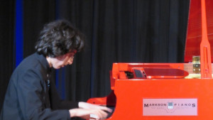 Млад русенец свири на рояла на Елтън Джон в Лондон