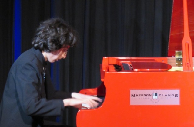 Млад русенец свири на рояла на Елтън Джон в Лондон