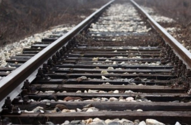 Прекъснато е движението на влаковете в участъка между гарите Плачковци и Кръстец