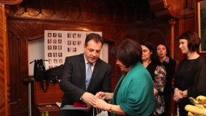 Даниел Панов удостоен с юбилеен медал от Синдиката на българските