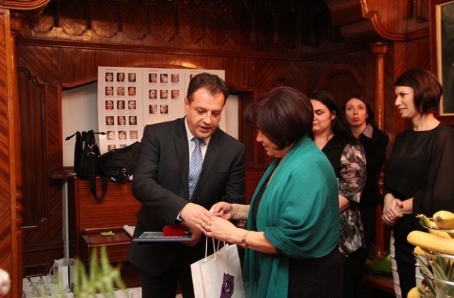 Даниел Панов удостоен с юбилеен медал от Синдиката на българските учители