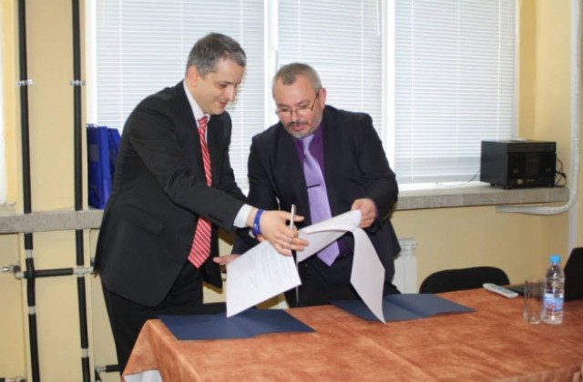 Пълна зала с ученици слушаха лекция на ректора на ВТУ