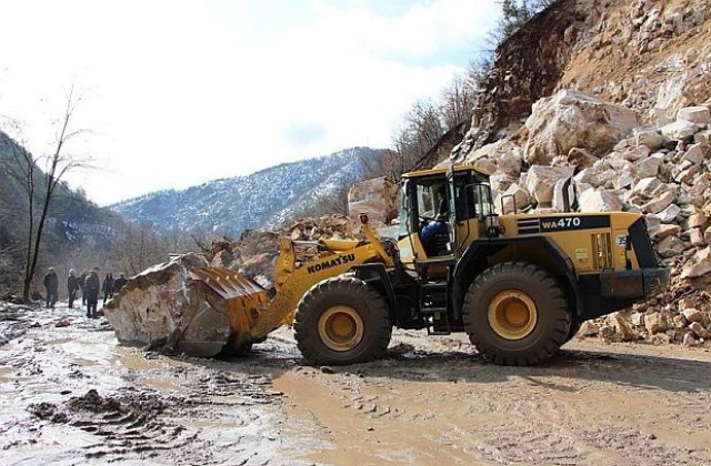 Над 10 000 тона скали са затрупали пътя Асеновград-Смолян