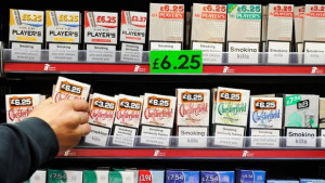 Цигарите ще са в еднакви кутии във Великобритания от догодина