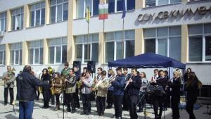 Протестен концерт огласи двора на СОУ Св Климент Охридски СНИМКИ