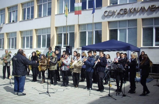 Протестен концерт огласи двора на СОУ Св. Климент Охридски (СНИМКИ)