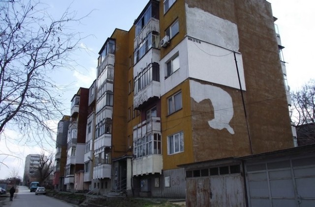 Шест сдружения на собственици в Свищов подписаха договори за саниране