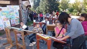Деца канят пролетта с пленер в Благоевград