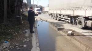 Пропадна част от пътната настилка на кръговото край Дунав мост