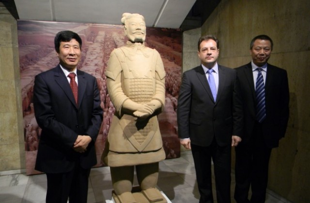 Генерал от Теракотената китайска армия украси фоайето на Община В. Търново