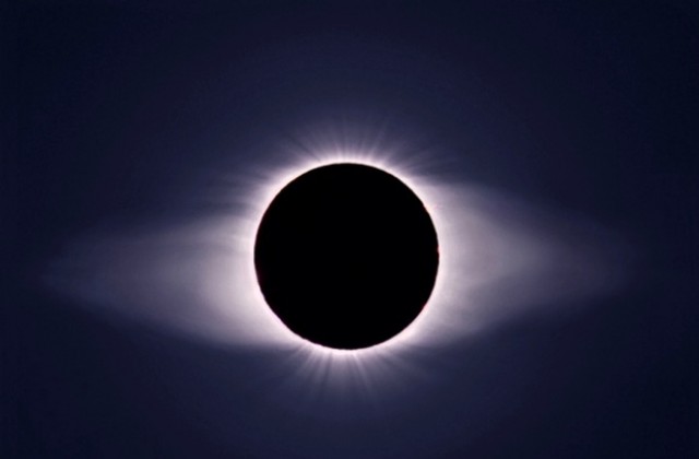 Астрономическият център на ШУ отваря врати за наблюдение на слънчевото затъмнение