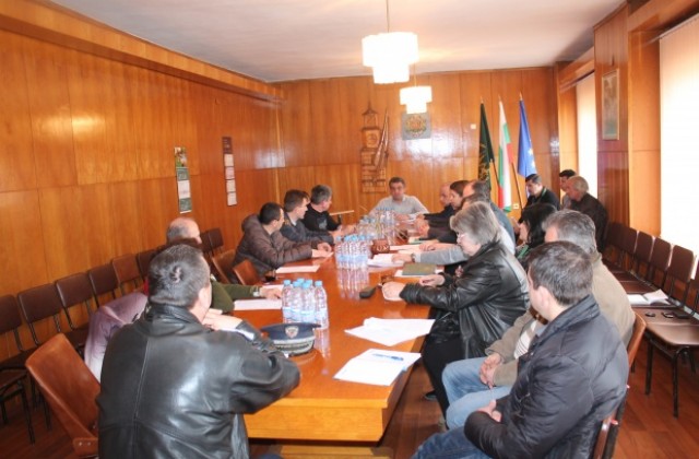 Набелязаха спешни мерки за ограничаване на свлачището в Елена