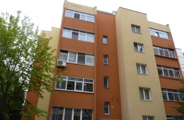 Подписват първите три договора за цялостно саниране