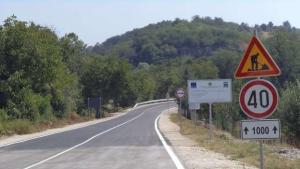Движението в участька Котел Тича е в едното платно