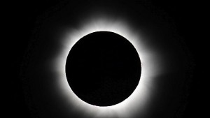 Три минути преди 12 часа Слънцето изчезва наполовина