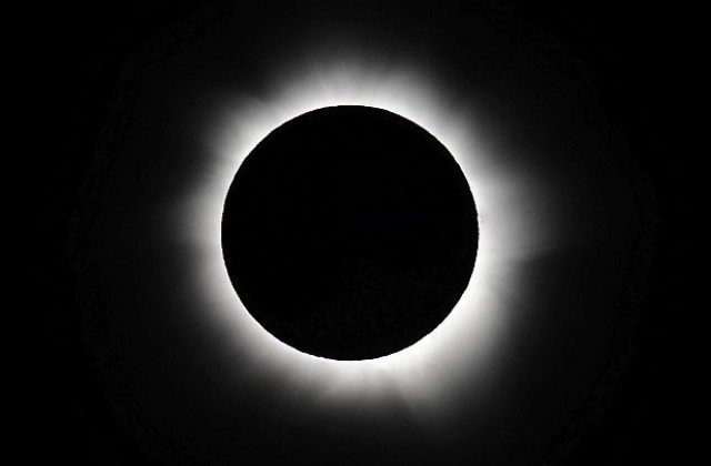 Три минути преди 12 часа Слънцето изчезва наполовина