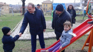 Евродепутат откри детска площадка във Върбовка